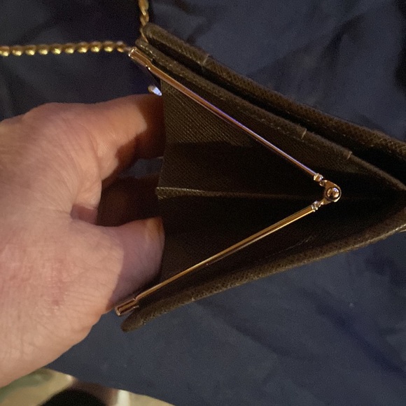 ** SALE. **
Burberry EUC KissLock Wallet COA,Dust bag,care card - Picture 11 of 16